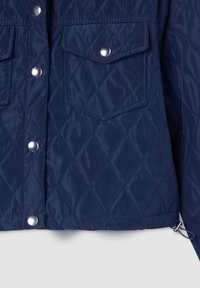 Giubbotto imbottito blu navy con motivo a diamante, bottoni a pressione argentati e tasche frontali. Tessuto morbido e leggero con orlo regolabile.