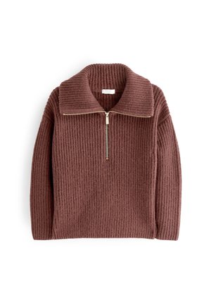 Bruine geribbelde gebreide trui met een brede kraag en een halve metalen ritssluiting aan de voorkant, plat gelegd op een witte achtergrond.