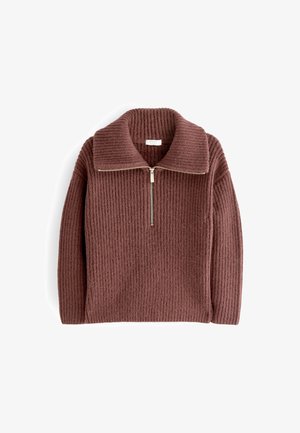 Brązowy prążkowany sweter z szerokim kołnierzem i metalowym zamkiem błyskawicznym na pół, rozłożony na białym tle.