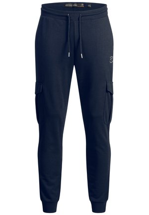 Navyblauwe joggers van zacht materiaal met een elastische tailleband, zijzakken en een cargozak aan de linkerzijde.
