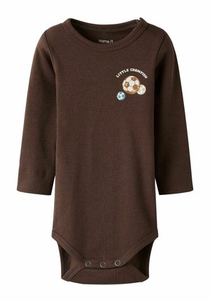 Brązowy body niemowlęce z długim rękawem, zapinane na zatrzaski w kroku, z napisem „Mały Mistrz” nad trzema piłkami do piłki nożnej na piersi.
