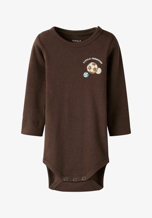 Bruine babybody met lange mouwen en drukknoopjes bij het kruis, met de tekst "Little Champion" boven drie voetbalillustraties op de borst.