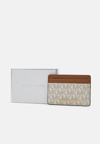 Portafoglio in tela beige con accenti in pelle marrone. Caratterizzato da logo dorato e numerose fessure per carte. Presentato in una scatola argentata.