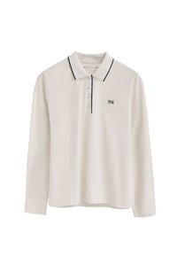 Polo a maniche lunghe in cotone off-white, con colletto, placket a tre bottoni e piping nero lungo il colletto e le maniche.