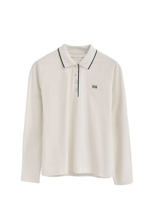 Langarm-Polohemd aus cremefarbenem Baumwollstoff, mit einem Kragen, einer Drei-Knopf-Leiste und schwarzem Piping entlang des Kragens und der Ärmel.