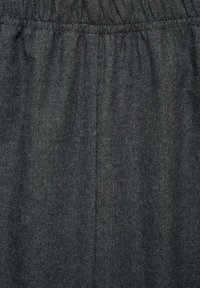 Tejido gris oscuro con una textura suave y un ligero brillo. Presenta una cintura elástica y un sutil detalle de costura vertical.