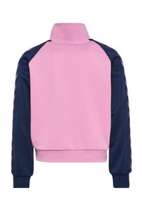 Sportjacke in Pink und Marineblau mit hohem Kragen, Raglanärmeln, gerippten Bündchen und seitlichen Details in einem kontrastierenden Muster. Weiche Stoffstruktur.