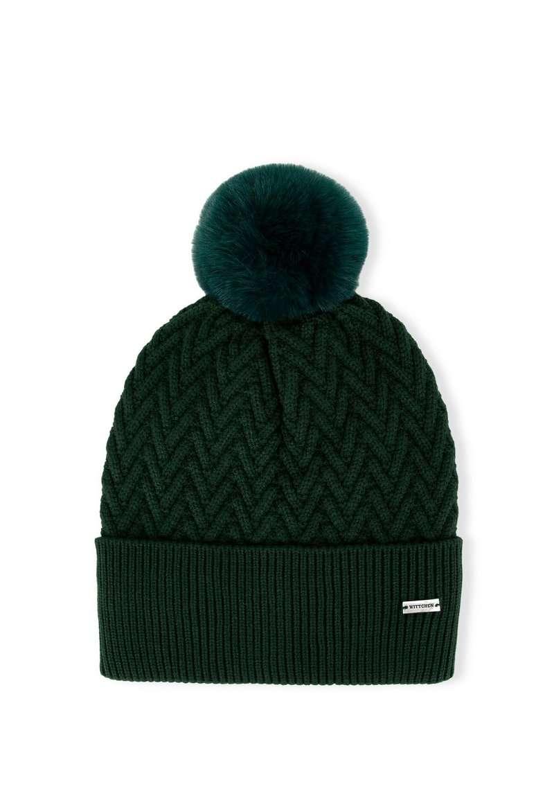 Ciemnozielona dzianinowa czapka z teksturowanym wzorem jodełki, z miękkim turkusowym pomponem na górze i prążkowanym mankietem.