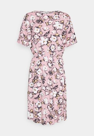 Robe rose longueur genou avec imprimé floral blanc et beige, manches courtes, encolure ronde et taille cintrée élastique.