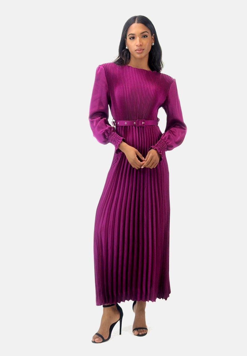 Robe longue plissée de couleur violette vive avec un corsage ajusté, des manches bouffantes et une ceinture accentuée. Texture lisse et silhouette fluide.