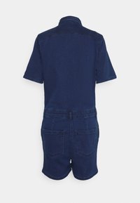 Macacão curto de denim azul-escuro com mangas curtas, colarinho e quatro bolsos. Textura suave com detalhe de costura em contraste.