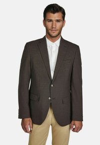 Bruine getextureerde blazer met een enkelbreasted ontwerp, twee knopen en notch revers, gecombineerd met een witte overhemden met kraag.