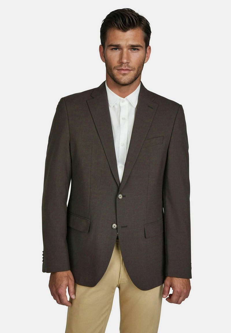 Bruine getextureerde blazer met een enkelbreasted ontwerp, twee knopen en notch revers, gecombineerd met een witte overhemden met kraag.