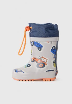Botte de pluie grise pour enfant avec des motifs de tracteur bleus et oranges, un bord à cordon de serrage marine et une semelle et un cordon de tirage orange.