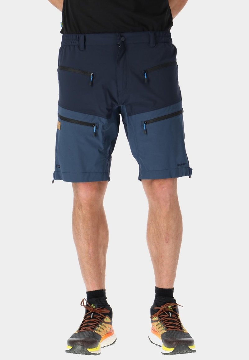 Pantaloni corti outdoor blu navy con più tasche con zip, realizzati in materiale leggero e dal design fino al ginocchio. Tessuto testurizzato con dettagli di rinforzo.