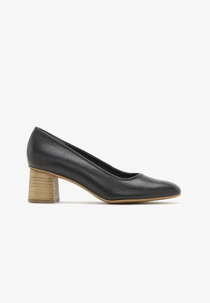 Schwarze Lederpumps mit spitzem Schuhkopf und strukturierter Oberfläche. Verfügt über einen massiven Holzabsatz mit natürlichem Finish. Schlichtes und minimalistisches Design.