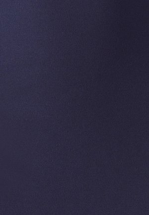 Tessuto blu navy con una texture liscia e leggermente lucida, caratterizzato da una finitura sottile, che mostra un colore uniforme senza motivi o accenti.