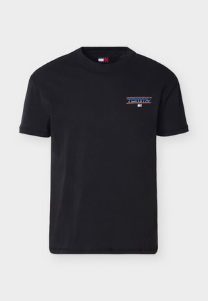 Μαύρο T-shirt με κοντά μανίκια και μικρό λογότυπο "Tommy" σε μπλε και κόκκινο στην αριστερή πλευρά του στήθους, με ένα μικρό έμβλημα σημαίας από κάτω.