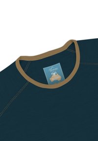 Dunkeltürkisfarbenes Merino-T-Shirt mit kontrastierendem, beigem Rippenkragen, beigen Nähten und einem Etikett mit Marken- und Größeninformationen.