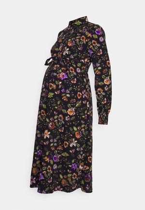 Sort langærmet graviditetskjole med flerfarvet blomsterprint, knappet foran og bindebånd over maven.