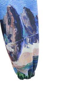 Tela impresa colorida con diseños abstractos en tonos azules, verdes y tonos tierra, con un elástico fruncido en la base para un ajuste ceñido.