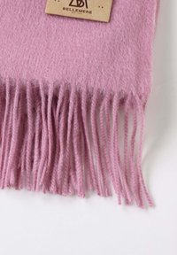 Sciarpa di lana rosa con una texture morbida, caratterizzata da bordi frangiati e un'etichetta in pelle con il marchio.