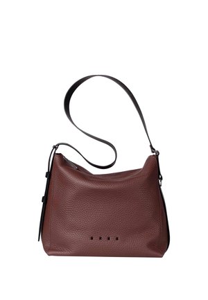 Sac à bandoulière en cuir marron texturé avec une sangle noire réglable et un petit lettrage noir de la marque à l'avant.