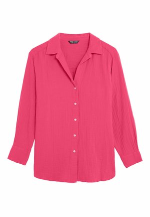 Blouse à manches longues en tissu froissé rose avec un col et cinq boutons blancs sur le devant, présentée sur un fond blanc.