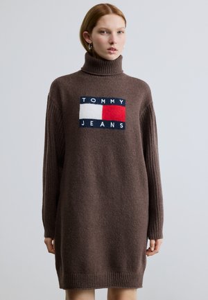 TURTLENECK FLAG DRESS  - Φόρεμα-πουλόβερ - black walnut