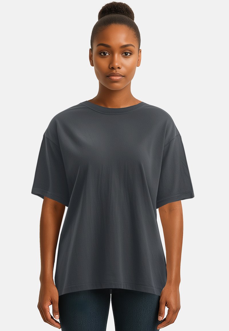T-shirt oversize grigio scuro, maniche corte, collo rotondo, texture liscia, tessuto leggero, presenta una vestibilità comoda e orlo dritto.