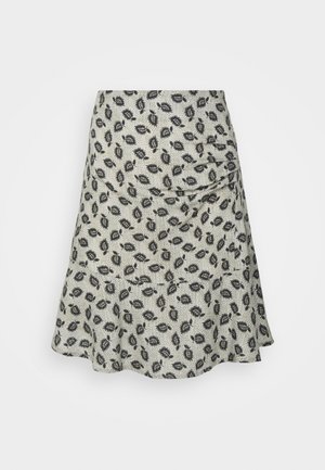 Saia rodada com um fundo creme e padrão de folhas pretas. Apresenta um tecido texturizado com uma cintura suave e detalhe de franzido lateral.