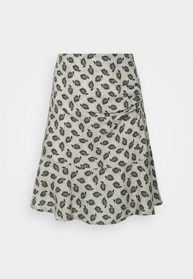 Saia rodada com um fundo creme e padrão de folhas pretas. Apresenta um tecido texturizado com uma cintura suave e detalhe de franzido lateral.