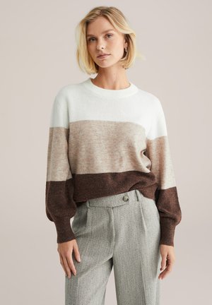 Pullover a maglia con righe bianche, beige e marroni; presenta un collo rotondo e maniche lunghe; abbinato a un pantalone grigio con texture.