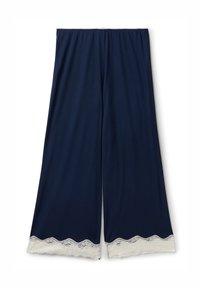 Marineblauwe wijde broek met witte kanten rand aan de zoom, met een elastische tailleband, plat neergelegd op een witte achtergrond.