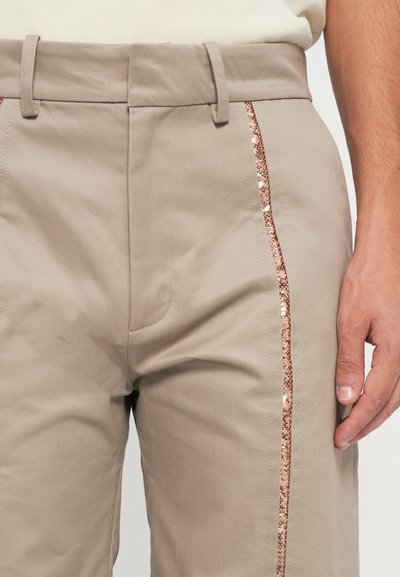 Beige chino's met een gladde textuur, voorzien van een zijstripe van roségouden pailletten, een gep tailored tailleband en een rechte snit.