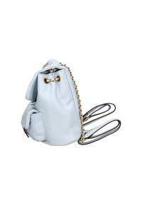 Borsa in finta pelle azzurro chiaro con texture trapuntata, dettagli in catena dorata e manici neri. Presenta una chiusura a coulisse e una tasca laterale.