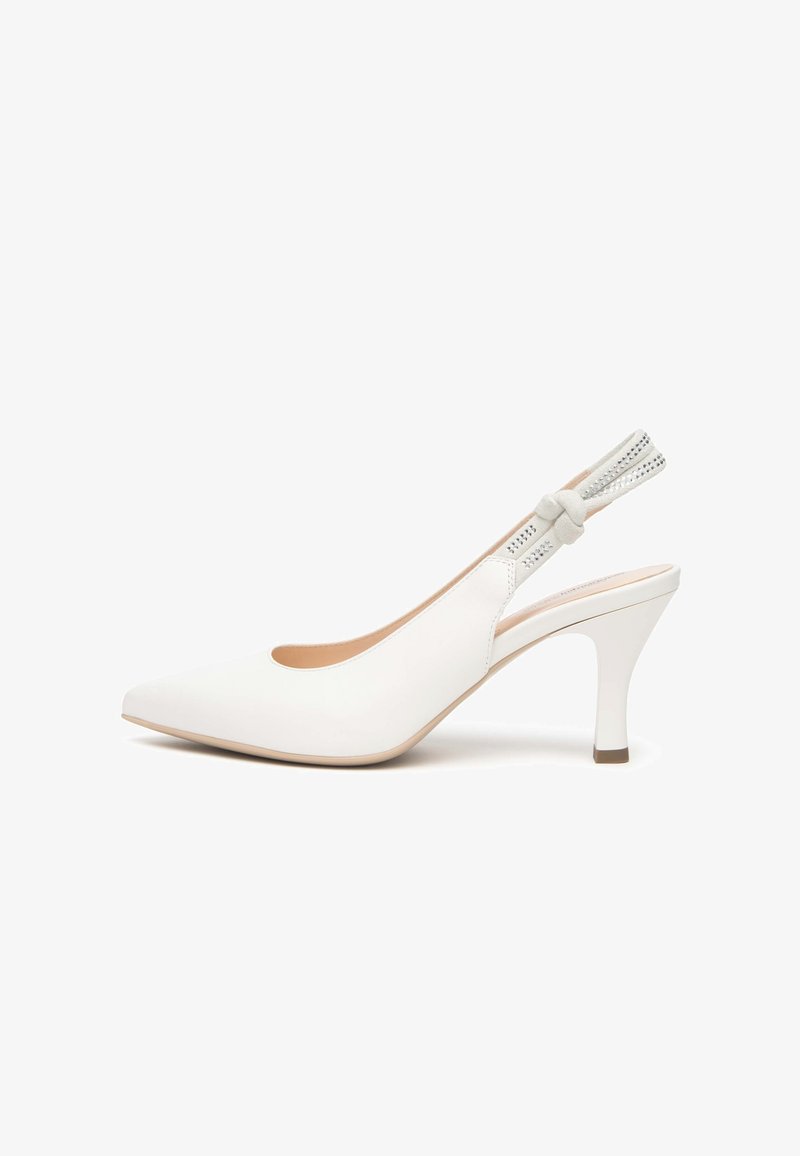 Chaussure blanche à talon haut avec bout pointu, bride slingback, talon mi-hauteur incurvé et bande décorative perforée.