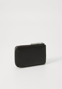 Portafoglio in pelle nera con forma rettangolare, chiusura con zip e superficie liscia. Presenta una zip in tonalità argento e un design minimalista.