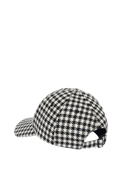 Kapa s črno-belim houndstooth vzorcem in zakrivljenim robom, teksturirana tkanina in nastavljiv trak na hrbtni strani za boljše prileganje.