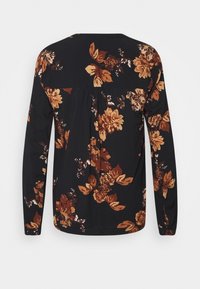 Černá halenka s dlouhým rukávem s květinovým vzorem v oranžové a hnědé barvě. Má záhyby na zádech a přiléhavé manžety. Jemná textury látky.