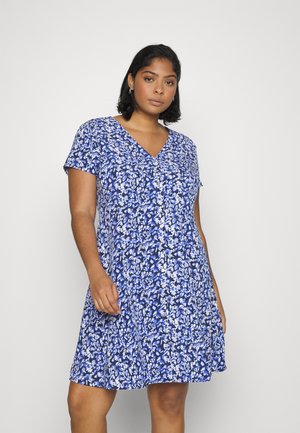Vestido floral azul com mangas curtas, decote em V e detalhes em botão. Feito de um tecido leve, apresentando um design fluido e padrões brancos espalhados.