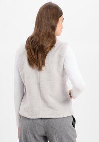 Szary polarowy kamizelka o miękkiej teksturze, skrojonym kroju i bezrękawowym designie. Posiada okrągły dekolt i gładką tylną powierzchnię.