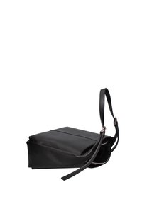 Borsa a tracolla nera in pelle con forma rettangolare piatta, tracolla regolabile e superficie liscia. Presenta un design minimalista e dettagli di cucitura.
