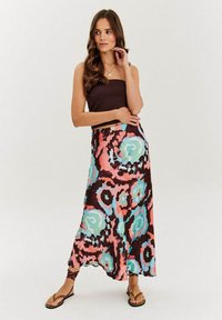 Dlhá vzorovaná sukňa s kvetinovým motívom v ružových, modrých a hnedých odtieňoch; vyrobená z ľahkej tkaniny s voľnou siluetou.