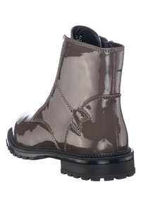 Stivaletto alla caviglia in pelle verniciata grigia con punta arrotondata, cuciture laterali e suola nera testurizzata. Zip posteriore per una facile calzata.