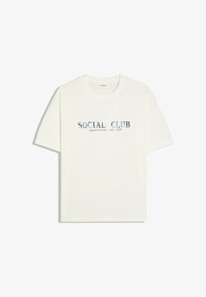 Biele tričko s krátkym rukávom a okrúhlym výstrihom s vyblednutým modrým textom "SOCIAL CLUB Cagnes-sur-Mer Est. 1979" potlačeným na hrudi.