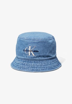 Cappello a secchi in denim blu con logo ricamato "CK" e testo "Calvin Klein Jeans". Il design include una visiera larga e testurizzata.