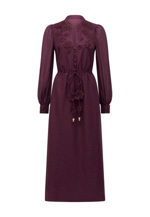 Abito lungo color bordeaux con chiusura frontale a bottoni, ricamo floreale sullo scollo, maniche lunghe e vita elasticizzata con lacci decorativi.