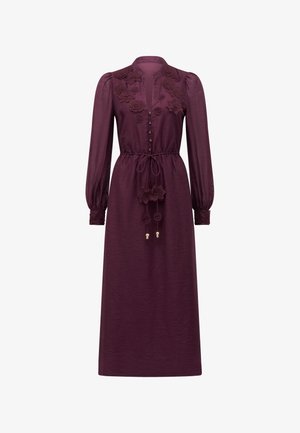 Długa, bordowa sukienka z zapięciem na guziki z przodu, kwiatowym haftem na dekolcie, długimi rękawami oraz elastyczną talią z ozdobnymi troczkami.