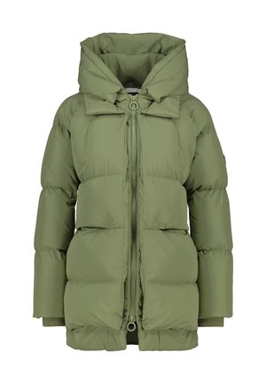 Giacca imbottita verde con colletto alto, chiusura con zip e grande cappuccio. Presenta polsini elasticizzati e due tasche frontali. Texture liscia e opaca.
